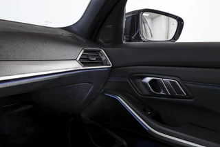 BMW 3 Serie BMW 3 Serie Touring 330e 292 PK xDrive High Executive M-Sport - Automaat | Dig. Cockpit | Cruise | Stoelverw. | PDC | 360 Camera | NAV + App. Connect | ECC | Elek. Klep | DAB | LM 18