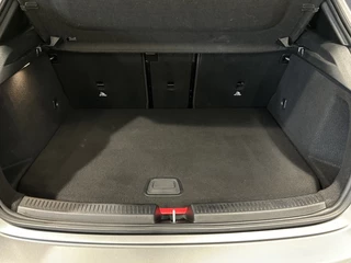 Mercedes-Benz A-Klasse Mercedes-Benz A-Klasse 250e AMG// Panoramadak // Memory // MultiBeam LED // Keyless // Magno Grijs // Augmented - afbeelding nr 14