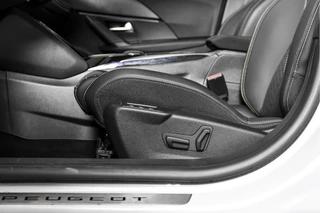 Peugeot 2008 Peugeot 2008 1.2 PureTech 130 PK GT - Automaat | Dig. Cockpit | Adapt. Cruise | Elek. stoel | Stoelverw. | PDC | Camera | NAV + App. Connect | ECC | LM 17