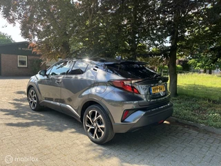 Toyota C-HR Toyota C-HR 1.8 Hybrid Bi-Tone carplay pdc all in rijklaar - afbeelding nr 2