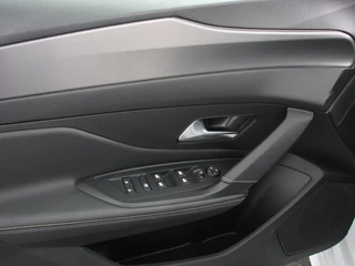 Peugeot 308 Peugeot 308 1.2 PureTech GT Climate control Adaptive cruise control Parkeersensoren Achteruitrijcamera Navigatie Voorstoelen verwarmd LED Apple Carplay/ Android Auto - afbeelding nr 13