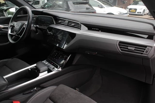 Audi e-tron Audi e-tron Sportback 50 quattro S edition 71 kWh / Panoramadak / Camera / Luchtvering / 20'' / Leder&Alcantara / DAB / ACC / Navigatie / Stoelverwarming - afbeelding nr 4