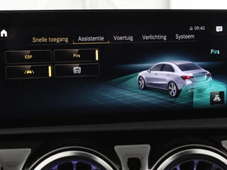 Mercedes-Benz A-Klasse Mercedes-Benz A-klasse 200 Business Solution AMG | Panoramadak |  Stoelverwarming | Trekhaak | Matrix LED | Memory | Carplay | Keyless | Camera | Sfeerverlichting | Leder/Alcantara | Park Assist - afbeelding nr 30