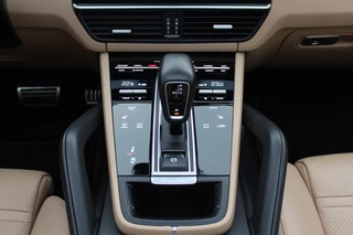 Porsche Cayenne Porsche Cayenne 3.0 E-Hybrid / Panoramadak / 360Camera / Luchtvering / 21'' / Softclose / Keyless / Sportchrono / Stuurverwarming / Stuurverwarming / DAB / Stoelverwarming / ACC - afbeelding nr 22