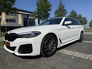BMW 5 Serie PANO/HEAD-UP/ADAPTIVE-CHASSIS/ALCANTARA/CAMERA/LIVE-COCKPIT PRO/DAB/STANDKACHEL/SHADOW-LINE/18