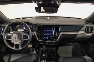 Volvo V60 Volvo V60 2.0 T6 Recharge AWD R-Design HEICO | PANO | B&W - afbeelding nr 11