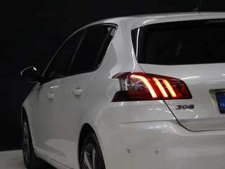 Peugeot 308 Peugeot 308 1.2 PureTech Allure [CRUISE CONTROL, CAMERA, TREKHAAK, STOELVERWARMING, DODE HOEK DETECTOR, CLIMATE CONTROL, NAVIGATIE, NIEUWSTAAT] - afbeelding nr 6