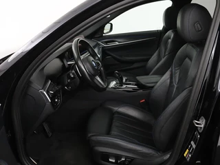 BMW 5 Serie BMW 5-serie 530e xDrive M Sport | Panoramadak |  Harman/Kardon | Stoel & stuurverwarming | Adaptive cruise | Camera | Trekhaak | Carplay | Achterbankverwarming | Live Cockpit | Sportstoelen - afbeelding nr 4