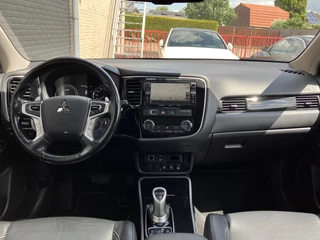 Mitsubishi Outlander Mitsubishi Outlander 2.0 PHEV Instyle+ 203 pk 4WD AUT. | 1e eigenaar | dealer onderhouden | navigatie | trekhaak | leder interieur - afbeelding nr 16