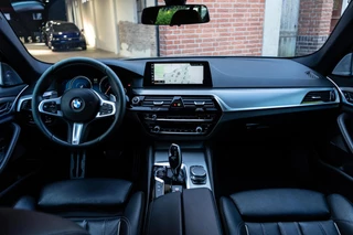 BMW 5 Serie BMW 5-serie 530e High Executive M-Sport 360 / HUD / B&W - afbeelding nr 2