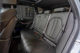BMW X5 BMW X5 xDrive50e Hybrid M-Sport | Pano Skylounge | HUD | 360 | Brooklyn Grau - afbeelding nr 17