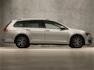 Volkswagen Golf Automaat (APPLE CARPLAY, NAVIGATIE, CLIMATE, STOELVERWARMING, GETINT GLAS, SPORTSTOELEN, CRUISE, PARKEERSENSOREN, LM VELGEN, NIEUWSTAAT) - afbeelding nr 4