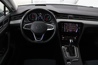 Volkswagen Passat Volkswagen Passat 1.4 TSI PHEV GTE | Head-Up | Stoelverwarming |  Camera | Adaptive cruise | Massage | Side Assist | Carplay | Matrix LED | Achterbankverwarming | Navigatie - afbeelding nr 3
