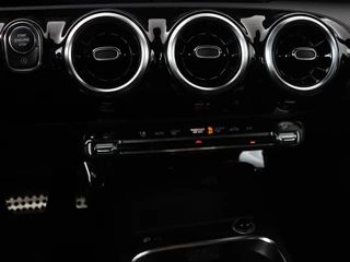 Mercedes-Benz A-Klasse Mercedes-Benz A-klasse 180 AMG | Panoramadak | Stoelverwarming |  Carplay | Widescreen | Leder/Alcanatara | Navigatie | Full LED | Park Assist - afbeelding nr 28