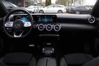 Mercedes-Benz A-Klasse Mercedes-Benz A-Klasse 180 Business Solution AMG / Panoramadak / Camera / Sfeerverlichting / Apple CarPlay / 18'' / DAB / Stoelverwarming / Cruise Control - afbeelding nr 2