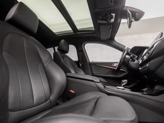 BMW 1 Serie Automaat (PANORAMADAK, M PAKKET, APPLE CARPLAY, GROOT NAVI, STOELVERWARMING, LEDEREN SPORTSTOELEN, CAMERA, GETINT GLAS, M SPORT BESTURING, SFEERVERLICHTING, NIEUWE APK, NIEUWSTAAT) - afbeelding nr 8