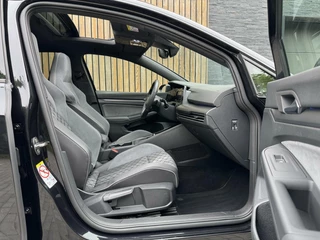 Volkswagen Golf Volkswagen Golf 1.5 eTSI R-Line Automaat | Panoramadak | LED | Black Style | Harman/Kardon HiFi | Achteruitrijcamera | Sfeerverlichting | Trekhaak afneembaar | Adaptieve cruise control | Parkeersensoren voor en achter - afbeelding nr 41