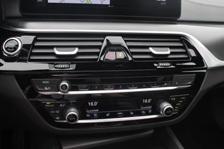 BMW 5 Serie BMW 5 Serie Touring 530e Business Ed. M Sport / Trekhaak / Panoramadak / Head-up / 19'' / Laser LED / Sfeerverlichting / Leder / Safety-pack / Stuurverwarming / Cruise Control - afbeelding nr 27