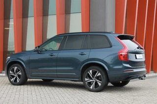 Volvo XC90 Volvo XC90 T8 Recharge AWD R-Design | Longe Range | Panoramadak | Stoelverwarming | BLIS | Trekhaak | Harman / Kardon | Glossy Black | Keyless - afbeelding nr 3