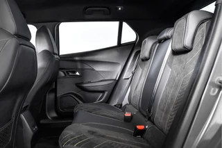 Peugeot 2008 Peugeot 2008 1.2 PureTech 130 PK GT - Automaat | Dig. Cockpit | Adapt. Cruise | Elek. stoel | Stoelverw. | PDC | Camera | NAV+App. Connect | Auto. Airco | LM 17