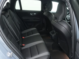 Volvo V60 Volvo V60 2.0 B3 Plus Dark | Sportstoelen | Zwarte hemel | Camera - afbeelding nr 14