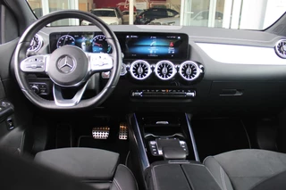 Mercedes-Benz B-Klasse Mercedes-Benz B-klasse 250e 218PK BUSINESS SOLUTION AMG NIGHT EDITION | NAVIGATIE | SFEERVERLICHTING | ACHTERUITRIJCAMERA | PARKEERSENSOREN VOOR / ACHTER | ALCANTARA / KUNSTLEDER BEKLEDING | VOORSTOELEN VERWARMBAAR | VERLICHTE INSTAPLIJSTEN | LICHTMETALEN AMG DUBBELSPAAKS VELGEN 18