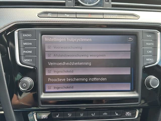 Volkswagen Passat Volkswagen Passat 1.8 TSI DSG R-LINE PANO-DAK/TREKHAAK/360-CAMERA/LEDER/NAVI/ACC/CARPLAY - afbeelding nr 25