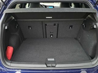 Volkswagen Golf Volkswagen Golf 1.5 eTSI R-Line Panorama/IQ Light/Keyless/ - afbeelding nr 19