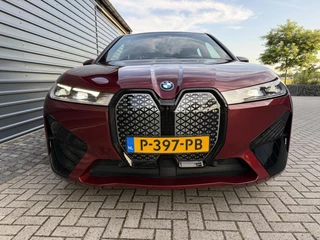 BMW iX BMW iX xDrive40 High Executive 77 kWh SOH 99% Led v+a Auto.inparkeren Pano - afbeelding nr 4
