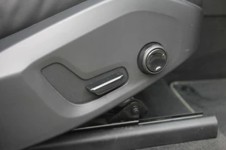 Volvo XC60 Volvo XC60 T6 Recharge AWD R-Design | Panoramadak | Parkeercamera | HUD | Pilot Assist | BLIS | Stoelverwarming | Trekhaak | Glossy Black | Keyless - afbeelding nr 41
