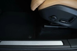 Volvo XC60 Volvo XC60 2.0 T8|455PK AWD|Org NL|1ste Eig|Ultimate Bright|Luchtv.|Bowers & Wilkins|Trekhaak|Head-Up|Pano|Crystal|Dealer Onderhouden - afbeelding nr 10