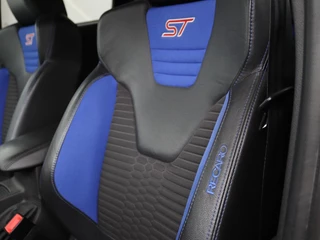 Ford Focus Ford Focus 2.0 ST-3 | Stoel & stuurverwarming |  Recaro sportstoelen | Xenon | Bluetooth | Climate control | Half leder | Cruise control - afbeelding nr 6