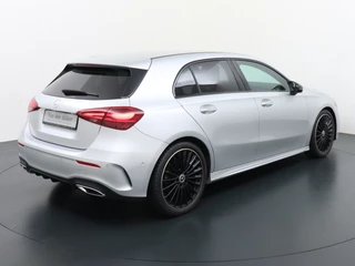 Mercedes-Benz A-Klasse Mercedes-Benz A-Klasse A180 AMG // Multibeam LED // Sfeerverlichting // Adaptief Onderstel // 19