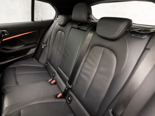BMW 1 Serie Automaat (PANORAMADAK, M PAKKET, APPLE CARPLAY, GROOT NAVI, STOELVERWARMING, LEDEREN SPORTSTOELEN, CAMERA, GETINT GLAS, M SPORT BESTURING, SFEERVERLICHTING, NIEUWE APK, NIEUWSTAAT) - afbeelding nr 16