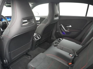 Mercedes-Benz A-Klasse Mercedes-Benz A-Klasse A180 AMG // Multibeam LED // Sfeerverlichting // Adaptief Onderstel // 19