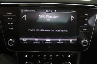 Škoda Superb Skoda Superb Combi 1.5 TSI ACT Ambition Business (PANORAMADAK, STOELVERWARMING, TREKHAAK, ELEKTR STOELEN, NAVIGATIE, NL-AUTO) - afbeelding nr 15