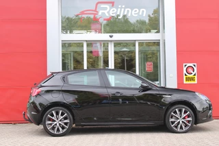 Alfa Romeo Giulietta Alfa Romeo Giulietta 1.4 120PK TURBO SPRINT | LEDEREN BEKLEDING | AFNEEMBARE TREHAAK | ALL SEASON BANDEN | NAVIGATIE | CLIMATE CONTROL | CRUISE CONTROL | CARBON INTERIEUR AFWERKING | 18