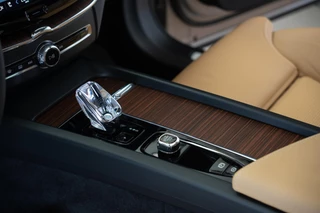 Volvo XC60 Volvo XC60 2.0 T8|455PK AWD|Org NL|1ste Eig|Ultimate Bright|Luchtv.|Bowers & Wilkins|Trekhaak|Head-Up|Pano|Crystal|Dealer Onderhouden - afbeelding nr 13