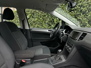 Volkswagen Golf Sportsvan Volkswagen Golf Sportsvan 1.0 TSI Connected Series, NL AUTO, NAP, ECC-AIRCO, NAVI, DODEHOEK, CRUISE, CAMERA, PARKEERSENSOREN, TREKHAAK, LICHTMETAAL 16