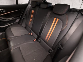 BMW 1 Serie Automaat (VIRTUAL COCKPIT, APPLE CARPLAY, GROOT NAVI, STUUR/STOELVERWARMING, ADAPTIVE CRUISE, LEDER, CAMERA, SPORTSTOELEN, DAB+, GETINT GLAS, NIEUWSTAAT) - afbeelding nr 12