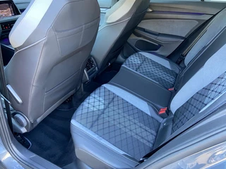 Volkswagen Golf Volkswagen Golf 1.5 eTSI R-Line Trekhaak/Pano/Digitaaldasboard/BTWAUTO - afbeelding nr 17