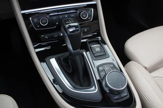 BMW 2 Serie BMW 2 Serie Active Tourer 225xe iPerformance High Executive / Panoramadak / Camera / Head-up / Leder / 18'' / Keyless / Navigatie / Stoelverwarming / DAB / Cruise Control - afbeelding nr 25