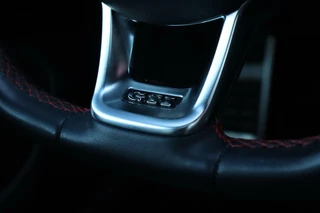 Volkswagen Golf Volkswagen Golf 7.5 GTI DSG / Vol Opties! / 230PK! / DSG / ACC / Pano / Virtual Cockpit / Camera / Navi / 19
