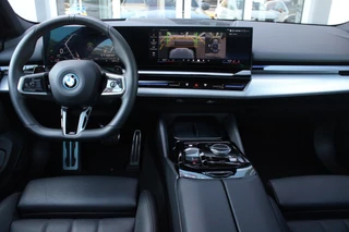 BMW 5 Serie BMW 5-serie 530e M-SPORT PRO 300PK (nieuw model) | PANORAMA DAK | M-SPORT PAKKET | M-SPORT AERODYNAMICA |  M-SPORT NAPPALEDEREN STUURWIEL MET SPORTBOOST FUNCTIE | BMW SHADOWLINE ADAPTIEVE LED KOPLAMPEN | ELEKTRISCH BEDIENBARE ACHTERKLEP |  BMW INDIVIDIUAL HIGH GLOSS EXTERIEUR RAAMLIJST AFWERKING | BMW LIVE COCKPIT PROFESSIONAL | ELEKTRISCH VERSTELBARE VOORSTOELEN MET VENTILATIE / VERWARMING EN GEHEUGEN OP DE BESTUURDERSSTOEL |  ACHTERBANKVERWARMING | 4-ZONE CLIMATE CONTROL | DONKER GETINTE ACHTERRUITEN | DONKERE HEMELBEKLEDING | DRIVE ASSISTANT | HARMAN KARDON Hi-Fi GELUIDSSYSTEEM| DRAARLOZE TELEFOONLADER | DRAADLOOOS APPLE CARPLAY / ANDROID AUTO | KLASSE 3 ALARM | COMFORT ACCESS | 20