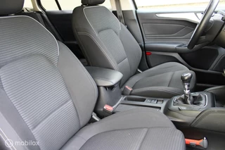 Ford Focus Ford Focus Wagon 1.0 EcoBoost Titanium Business 125 PK, Stuur/stoel verwarming, Pdc voor + achter, Full led, Keyless entry, Donkerglas, App connect, Cruise, Navi, Clima, 17 inch Lmv. - afbeelding nr 6