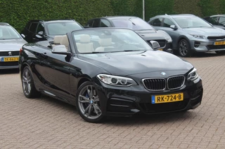 BMW 2 Serie BMW 2 Serie Cabrio M240i xDrive High Exe. M Sport / Camera / Leder / Harman Kardon / 18'' / Keyless / Navigatie / Stuurverwarming / DAB / Windscherm / Stoelverwarming / Cruise Control - afbeelding nr 37