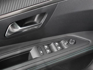Peugeot 3008 Peugeot 3008 1.2 PureTech Allure Climate control Adaptive cruise control Achteruitrijd camera Parkeersensoren Verwarmde voorstoelen LED Navigatie Apple Carplay/ Android Auto - afbeelding nr 18