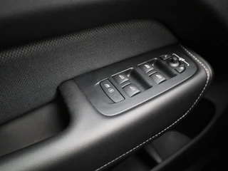 Volvo XC60 Volvo XC60 2.0 B4 D AWD R-Design | Parkeerverwarming | Schuif-/kanteldak | Trekhaak | Climate Pack | Memoryseats - afbeelding nr 27