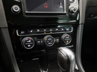 Volkswagen Golf Automaat (APPLE CARPLAY, NAVIGATIE, CLIMATE, STOELVERWARMING, GETINT GLAS, SPORTSTOELEN, CRUISE, PARKEERSENSOREN, LM VELGEN, NIEUWSTAAT) - afbeelding nr 9