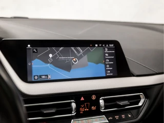 BMW 1 Serie Automaat (PANORAMADAK, M PAKKET, APPLE CARPLAY, GROOT NAVI, STOELVERWARMING, LEDEREN SPORTSTOELEN, CAMERA, GETINT GLAS, M SPORT BESTURING, SFEERVERLICHTING, NIEUWE APK, NIEUWSTAAT) - afbeelding nr 28